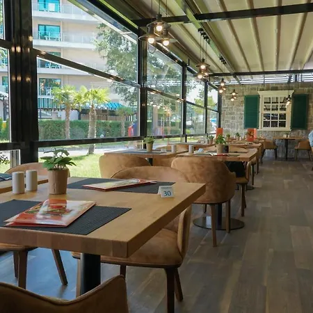 Evrika Club 4* Napospart